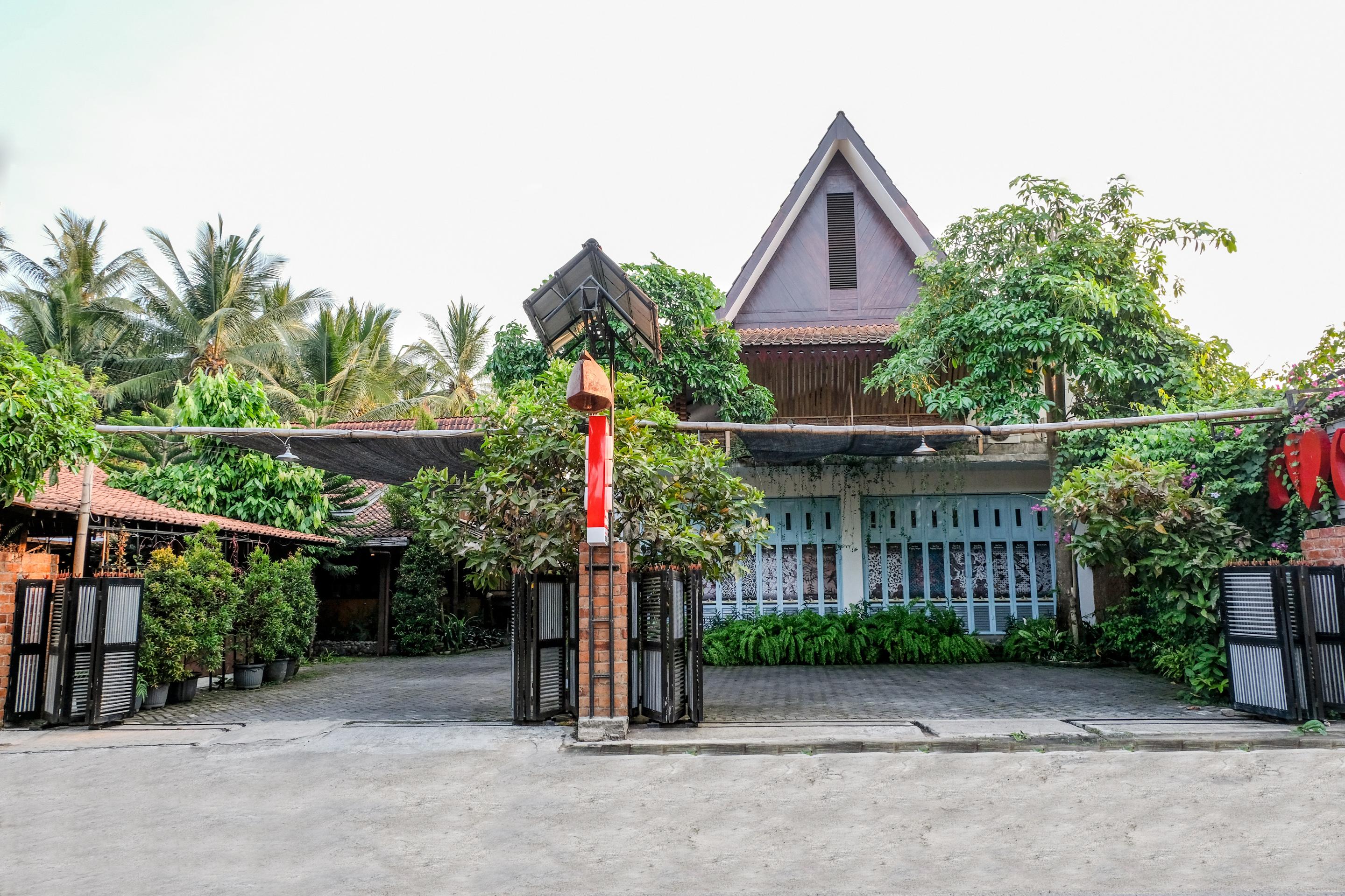 Vaccinated Staff - Oyo 1230 Kampoeng Osing Syariah Guesthouse Banyuwangi  Exteriér fotografie
